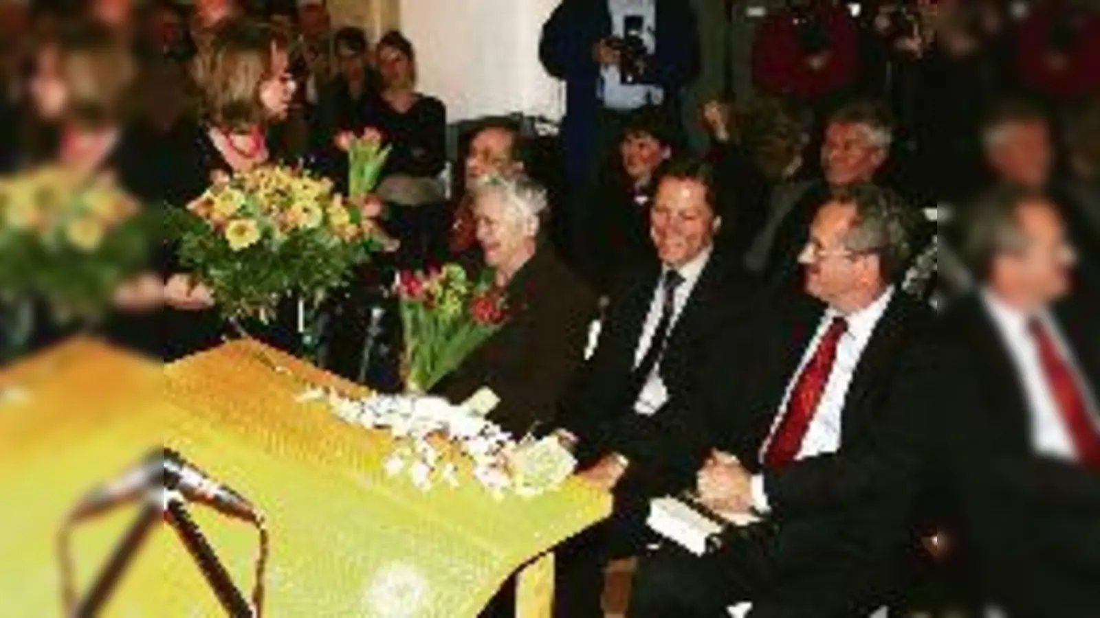 Herausgeberin Ilse Macek (l.) überreicht Blumen an den Überlebenden Werner Grube. Unter den Gästen der Buchpräsentation: OB Ude und Ch. Knobloch, Präsidentin der Israelitischen Kultusgemeinde.  (Foto: ms)