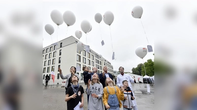 Bei der Einweihung der neuen Frauen- und Kinderklinik lassen Petra Geistberger (Geschäftsführerin MüK), Dr. Götz Brodermann (Vorsitzender der Geschäftsführung), OB Reiter und Oberarzt Prof. Nikolaus Rieber (v. l.) gemeinsam mit Kindern Ballons mit guten Wünschen steigen.  (Foto: München Klinik)