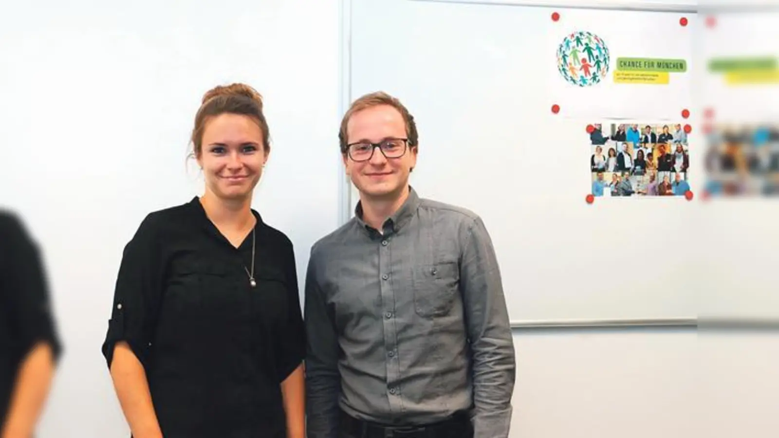 Projektleiter David Riedel mit der Integrationsmanagerin  Theresa Zitzmann.  	 (Foto: BFW München)