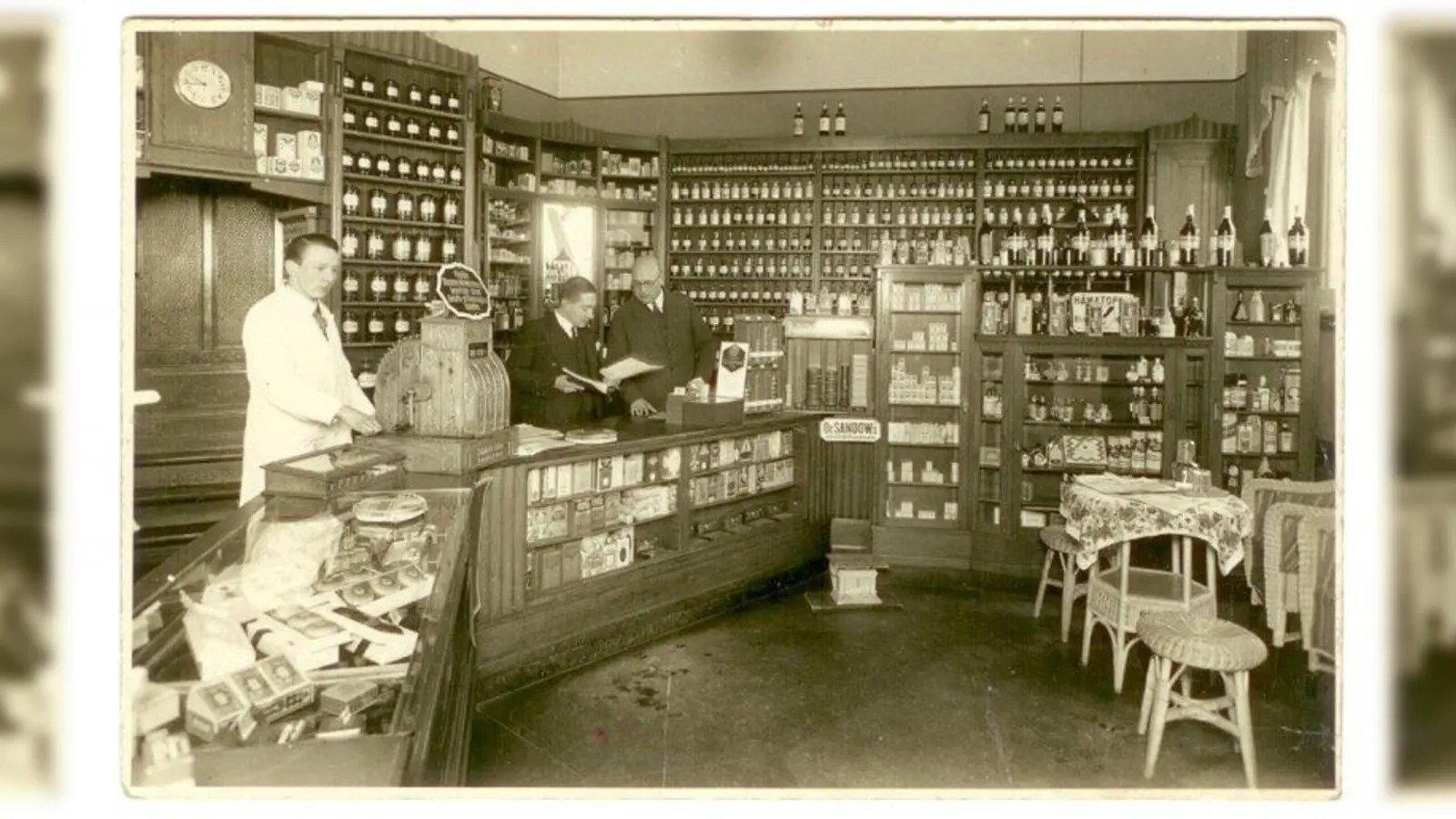 Eine Apotheke um das Jahr 1930. Damals stellten die meisten Apotheker noch Medikamente und Heilsalben nach eigener Rezeptur her. (Foto: Johannes Kruse)