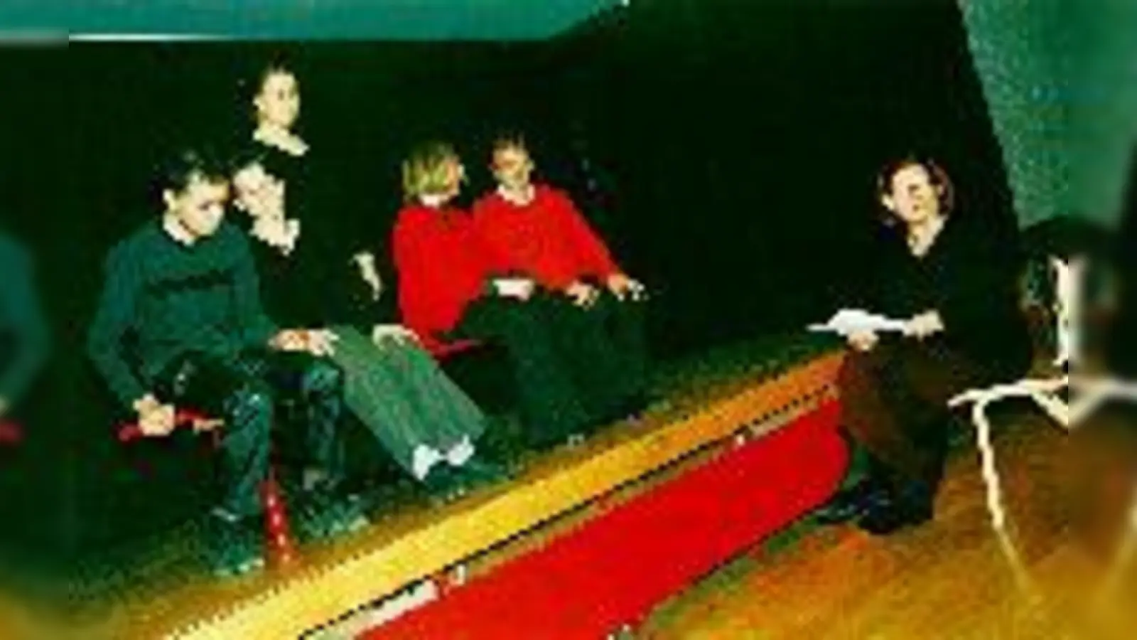 Erstmals spielten die jugendlichen Schauspieler ohne Textbuch  sehr zum Stolz von Anne Ziegler-Weispfennig (re.), die die Gruppe leitet.	 (Foto: Privat)