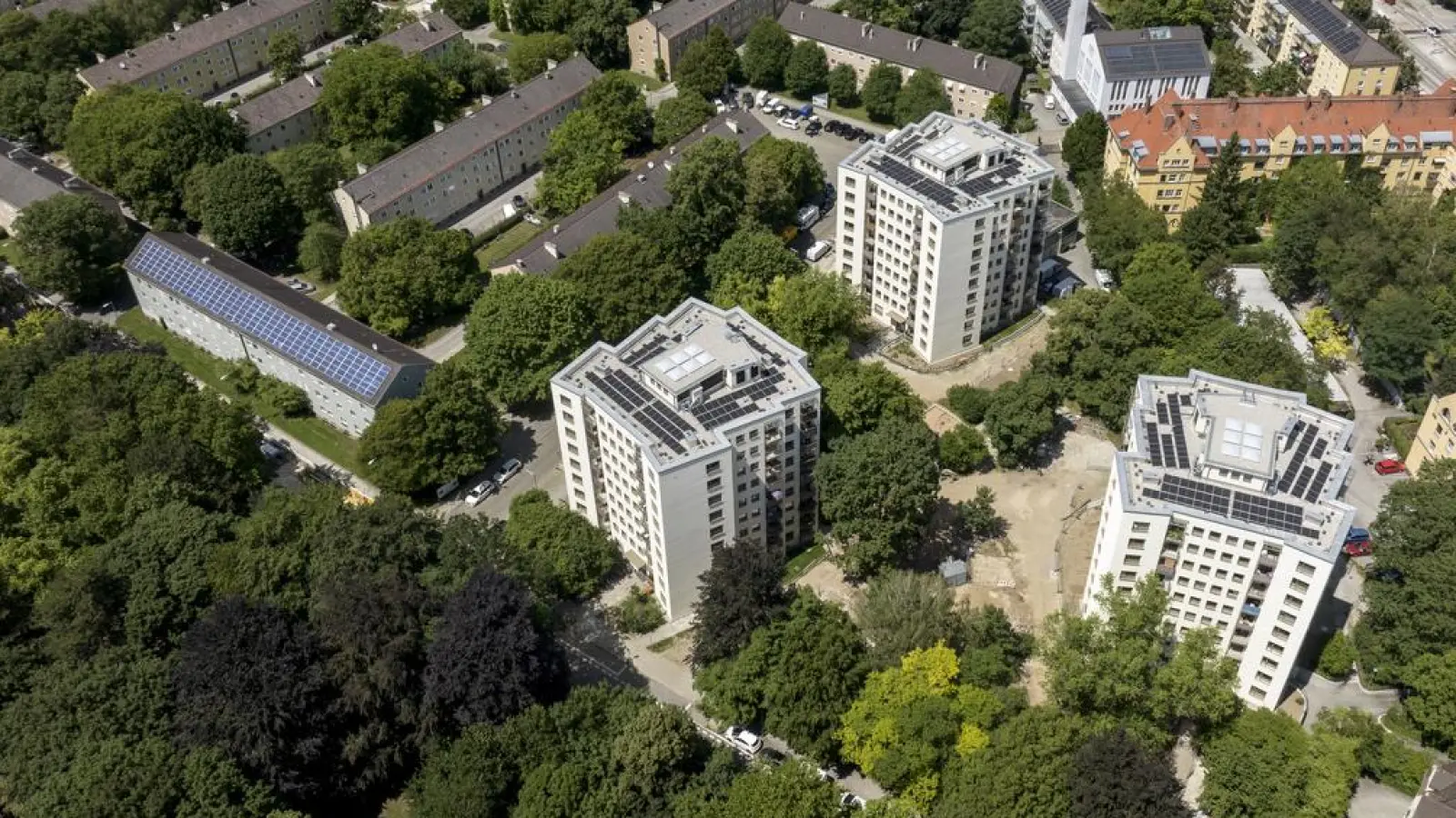 Die drei modernisierten Häuser stehen im Südosten des Klimaquartiers Ramersdorf, das vielen als „Ami-Siedlung” geläufig ist. (Foto: Münchner Wohnen/Thilo Härdtlein)