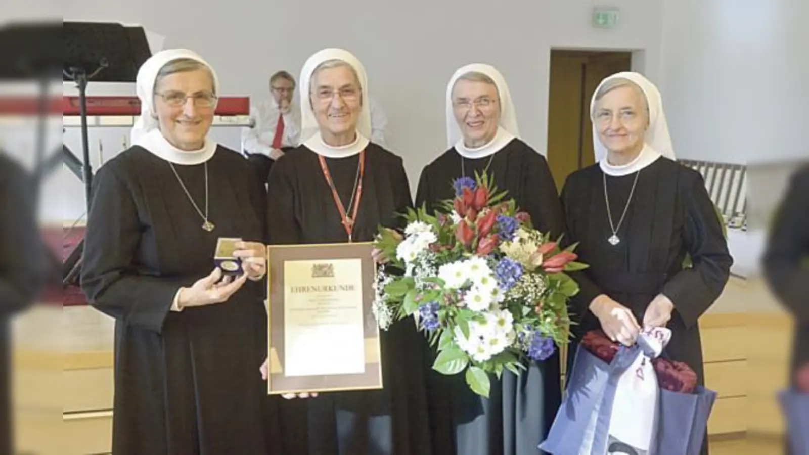 Schwester Rosa Maria Dick (links), die neue Generaloberin, zeichnete ihre Vorgängerin im Amt, Schwester M. Theodolinde Mehltretter (Zweite von links), für 50 Dienstjahre aus.	 (Foto: Barmherzige Schwestern)