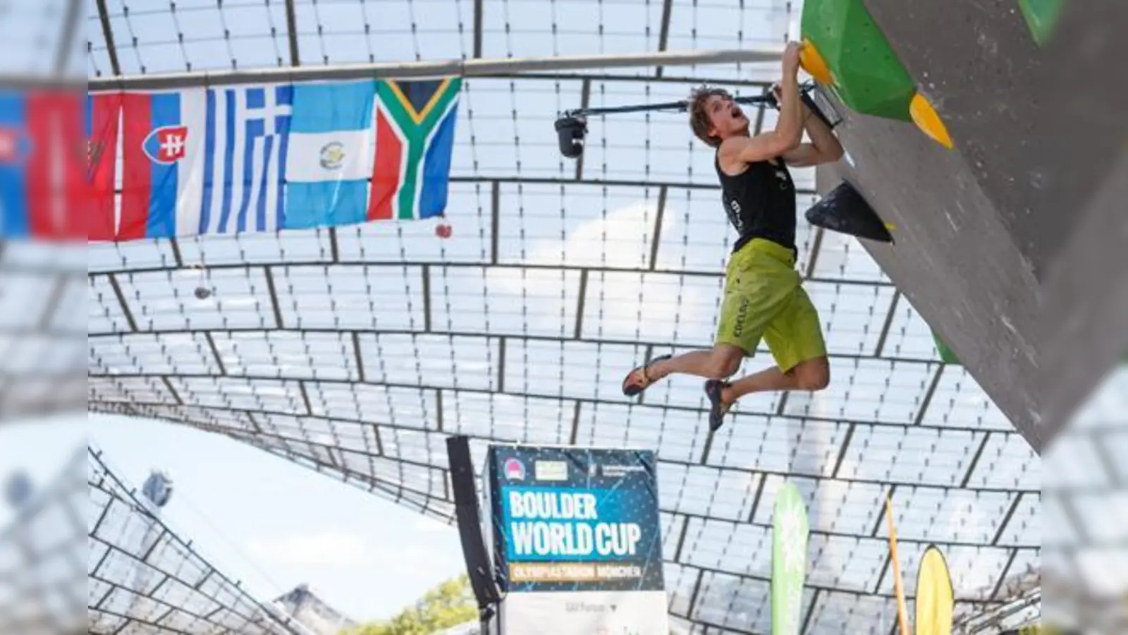 Bouldern unterm Zeltdach: Moritz Hans zeigt hier vollen Armeinsatz. An diesem Wochen­ende entscheiden sich in München die Weltcupwertungen.	 (Foto: DAV/Marco Kost)