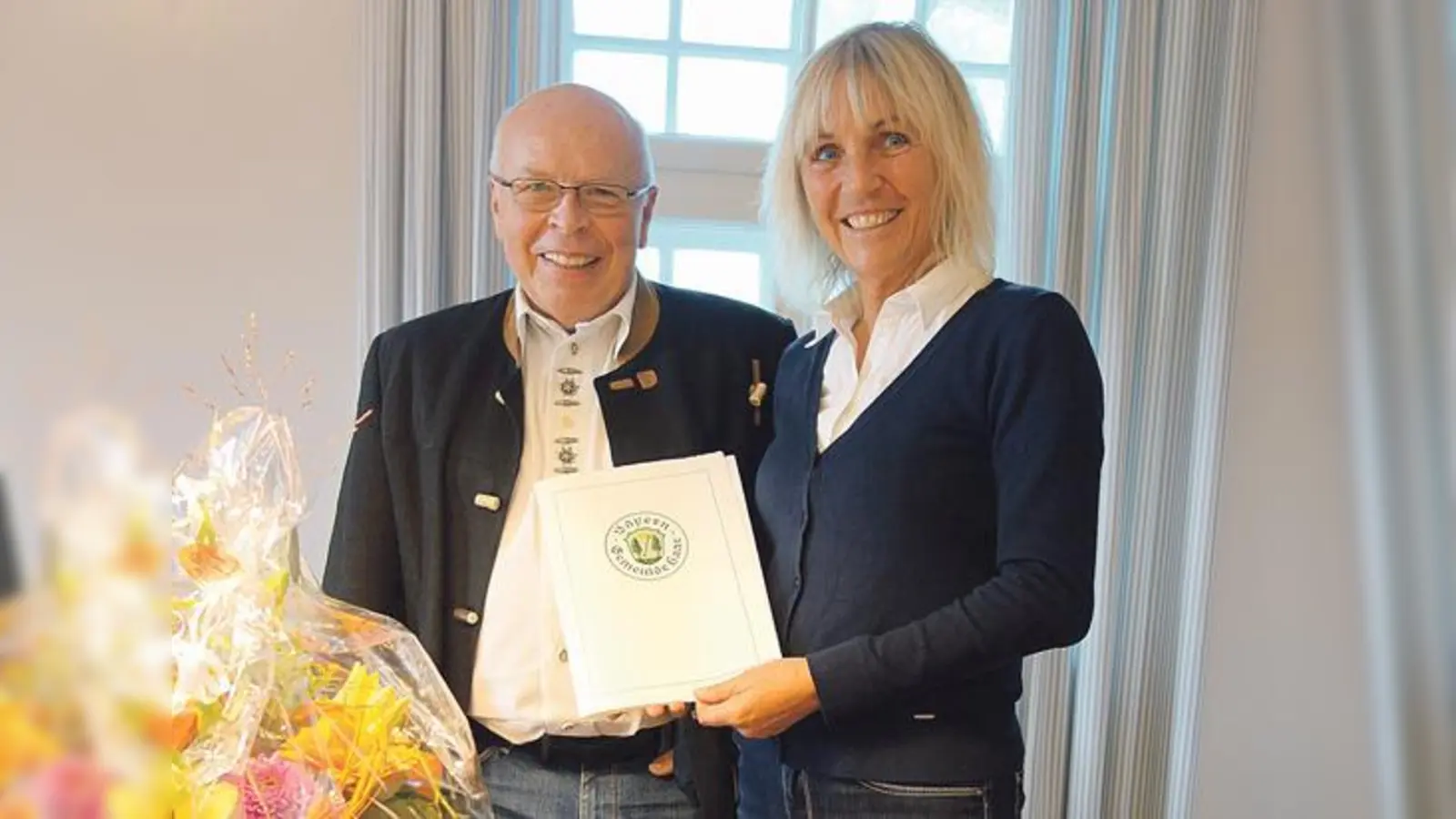 Bürgermeisterin Gabriele Müller bedankt sich bei Hans-Jürgen Wuttke für seinen unermündlichen Einsatz für die Haarer Rentenberatung.	 (Foto: Gemeinde Haar)