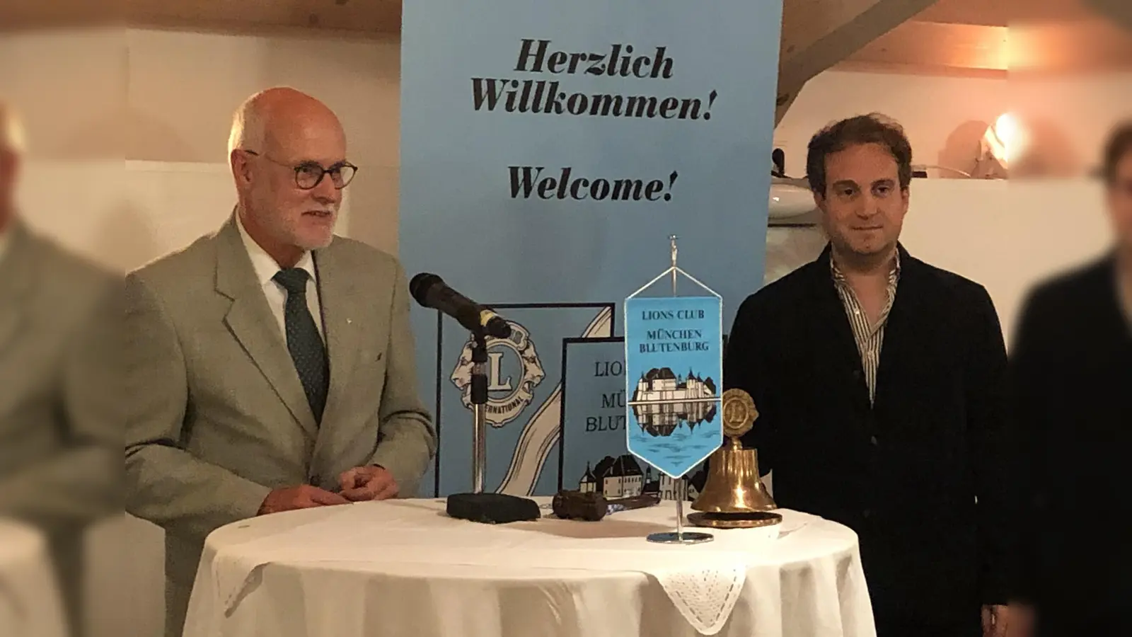 Schlüsselübergabe: Dr. Volker Hauff, 1.Vizepräsident Lions Club München-Blutenburg (l.) und Gianluca Tucciardne, Stiftung Ambulantes Kinderhospiz München<br> (Foto: © Helmut Winkler)