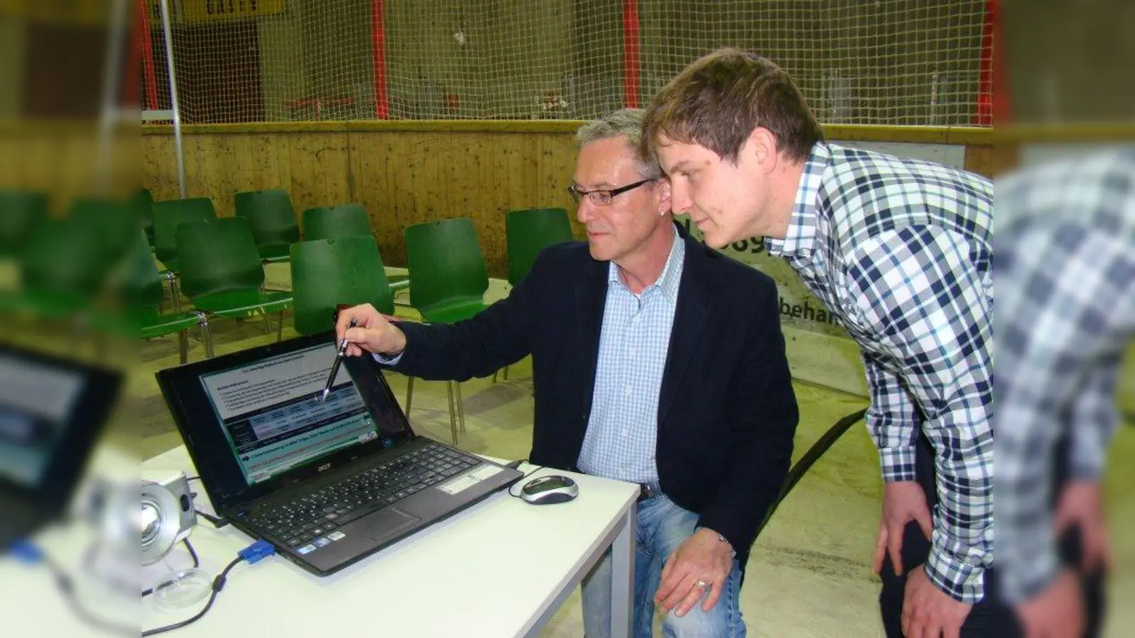 Manfred Ernst (l.) und Stephan Killer können stündlich die Verbrauchswerte abrufen. (Foto: pst)