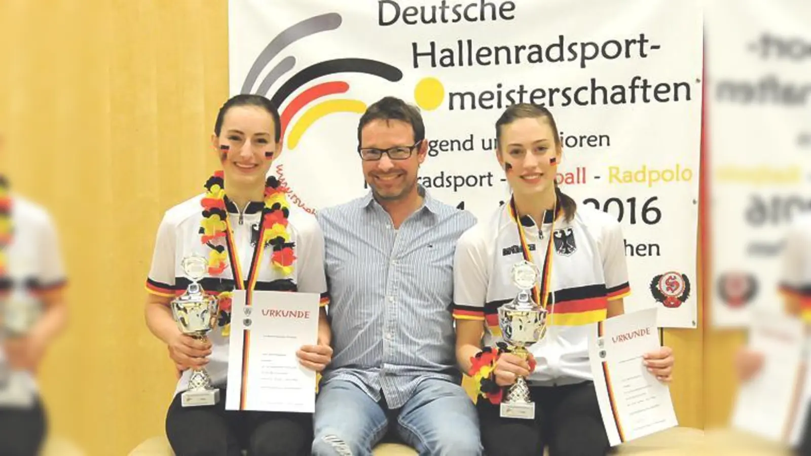 Die Turnierteilnehmer und ihr Trainer freuten sich über ihren Titel. (Foto: RSV)