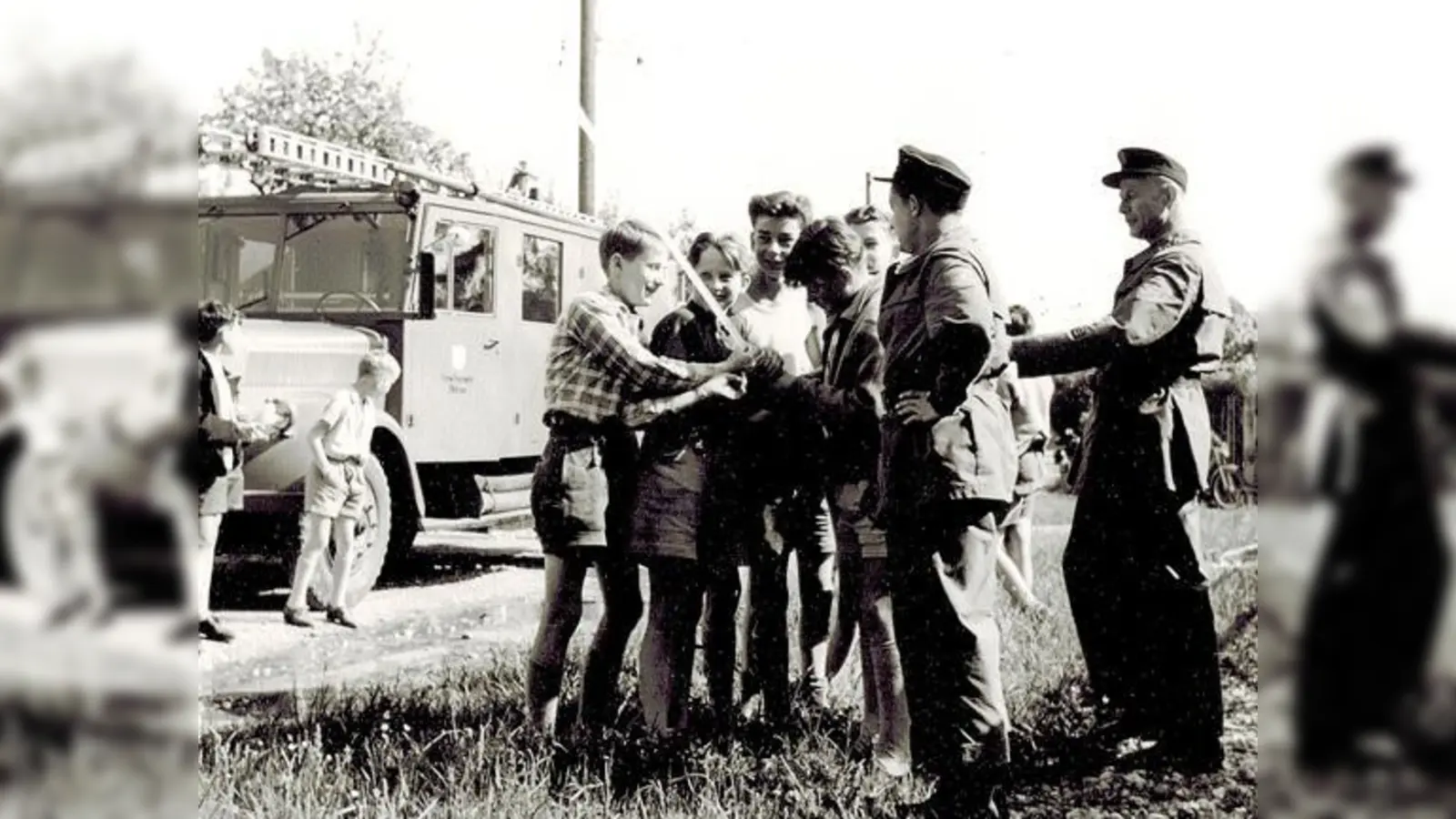 Die Ausbildung der Jugendfeuerwehr begann im Mai 1958 - noch ohne Schutzkleidung. Dafür waren die Burschen mit Spaß und Eifer dabei.	 (Foto: Archiv FFO)
