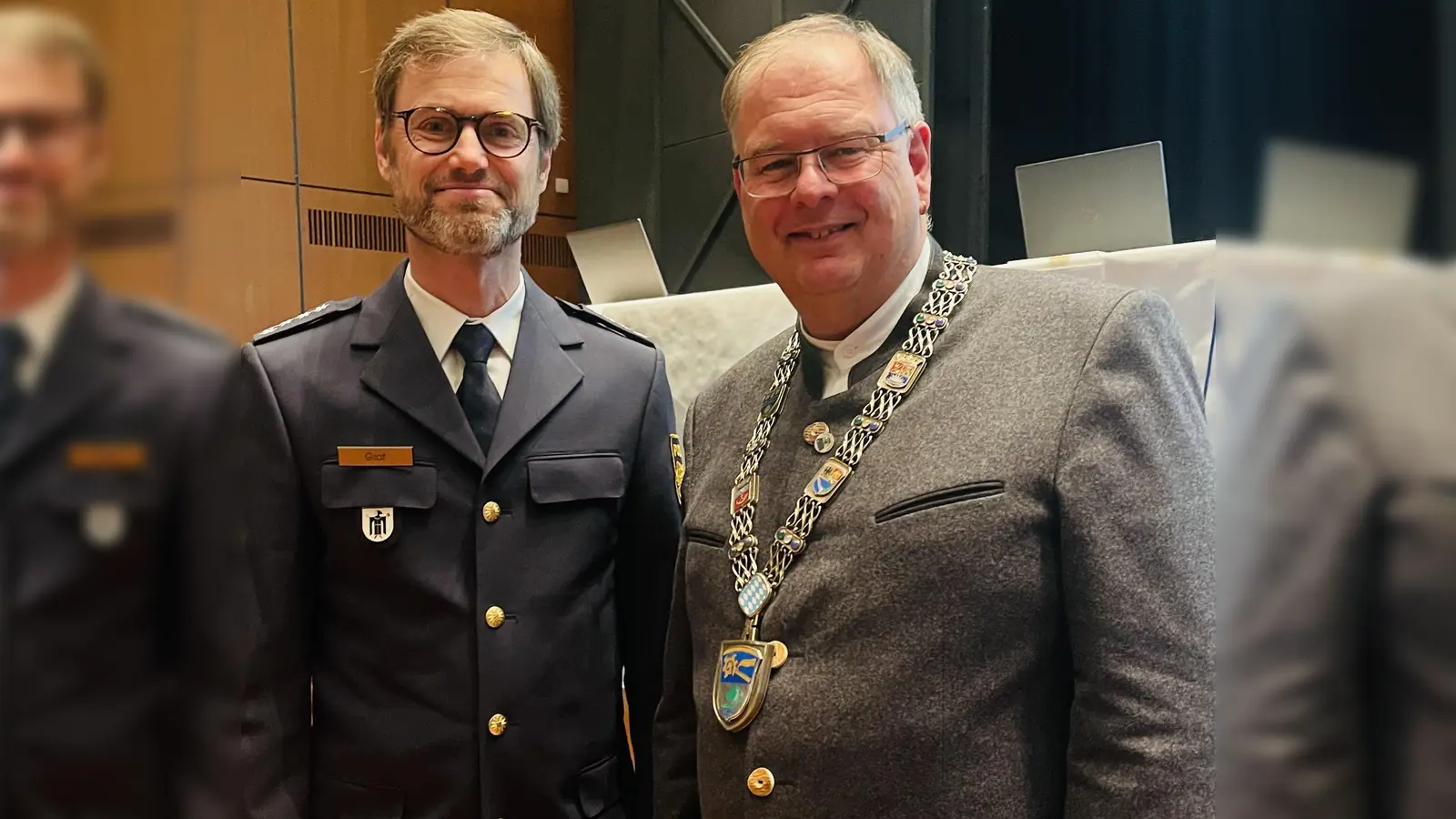 Bürgermeister Wolfgang Panzer (r.) und Erster Polizeihauptkommissar Siegfried Graf standen den Bürgern Rede und Antwort. (Foto: hw/Archiv)