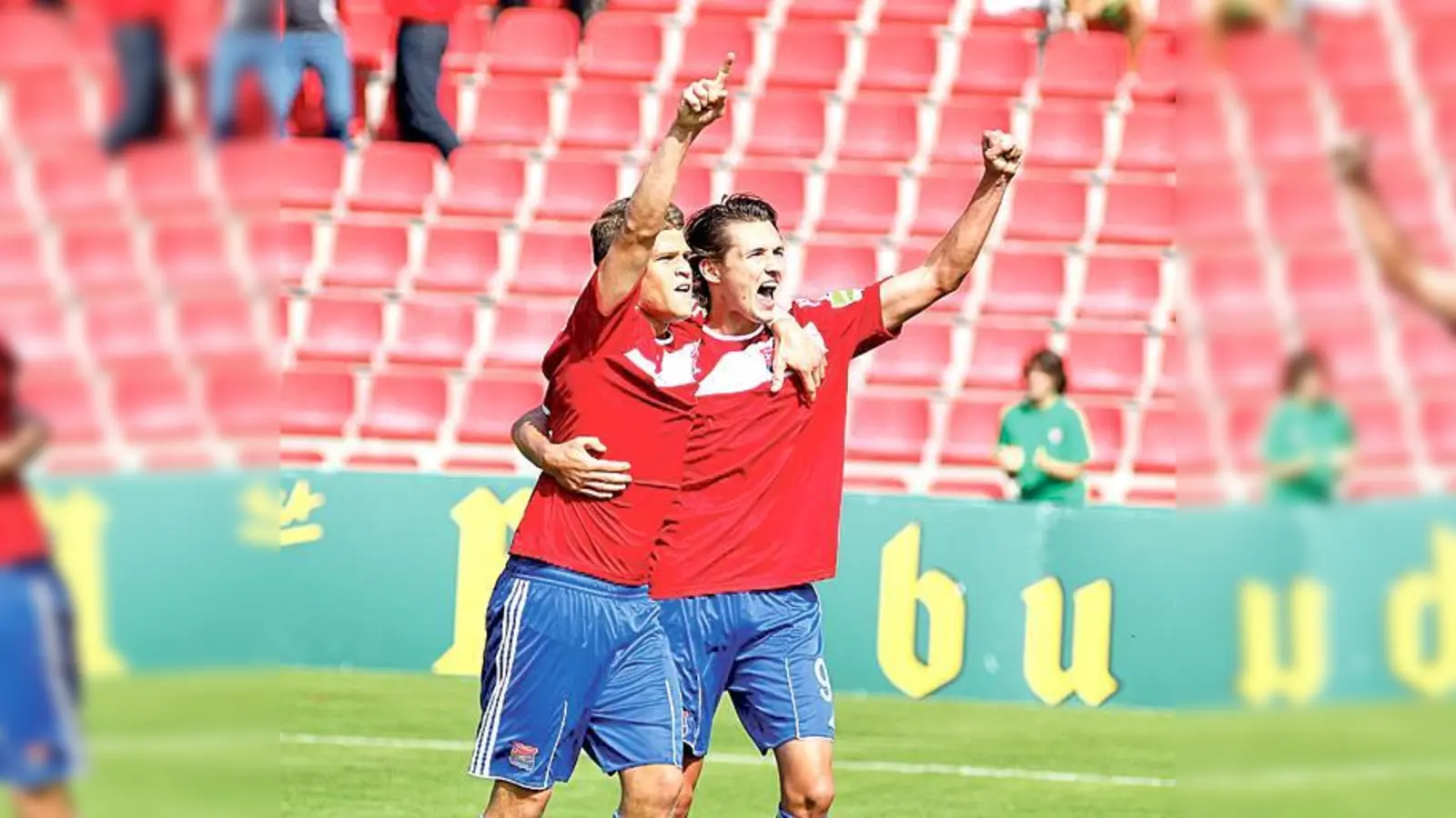 Brandgefährliches Sturm-Duo: Florian Niederlechner (links) und Mijo Tunjic haben zusammen schon sieben Saisontore auf dem Konto.	 (Foto: Daniel Glasl)