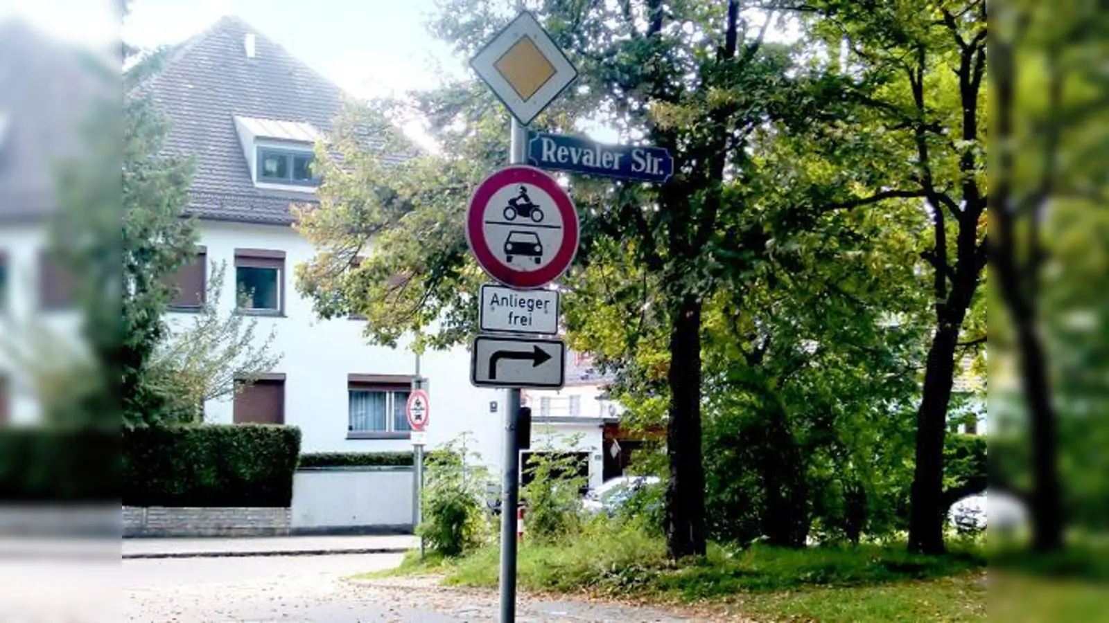 Nadelöhr Revaler Straße: Hier kanalisiert sich seit 2004 der Anliegerverkehr in die Parkstadt Bogenhausen  zum Leidwesen betroffener Anlieger.	 (Foto: ikb)