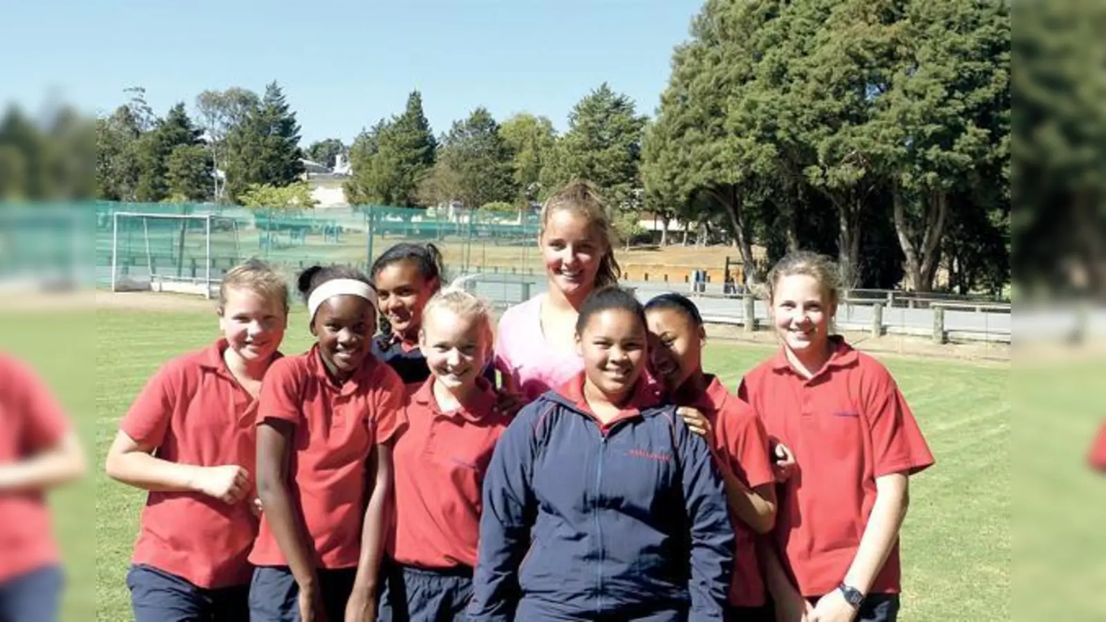 Leonie Schweinsteiger (Mitte), die für den TSV Ismaning in der Bayernliga spielt, bringt südafrikanischen Kindern Handball bei. Für die Studentin eine große  Herausforderung  und eine wertvolle Erfahrung.	 (Foto: Leonie Schweinsteiger)