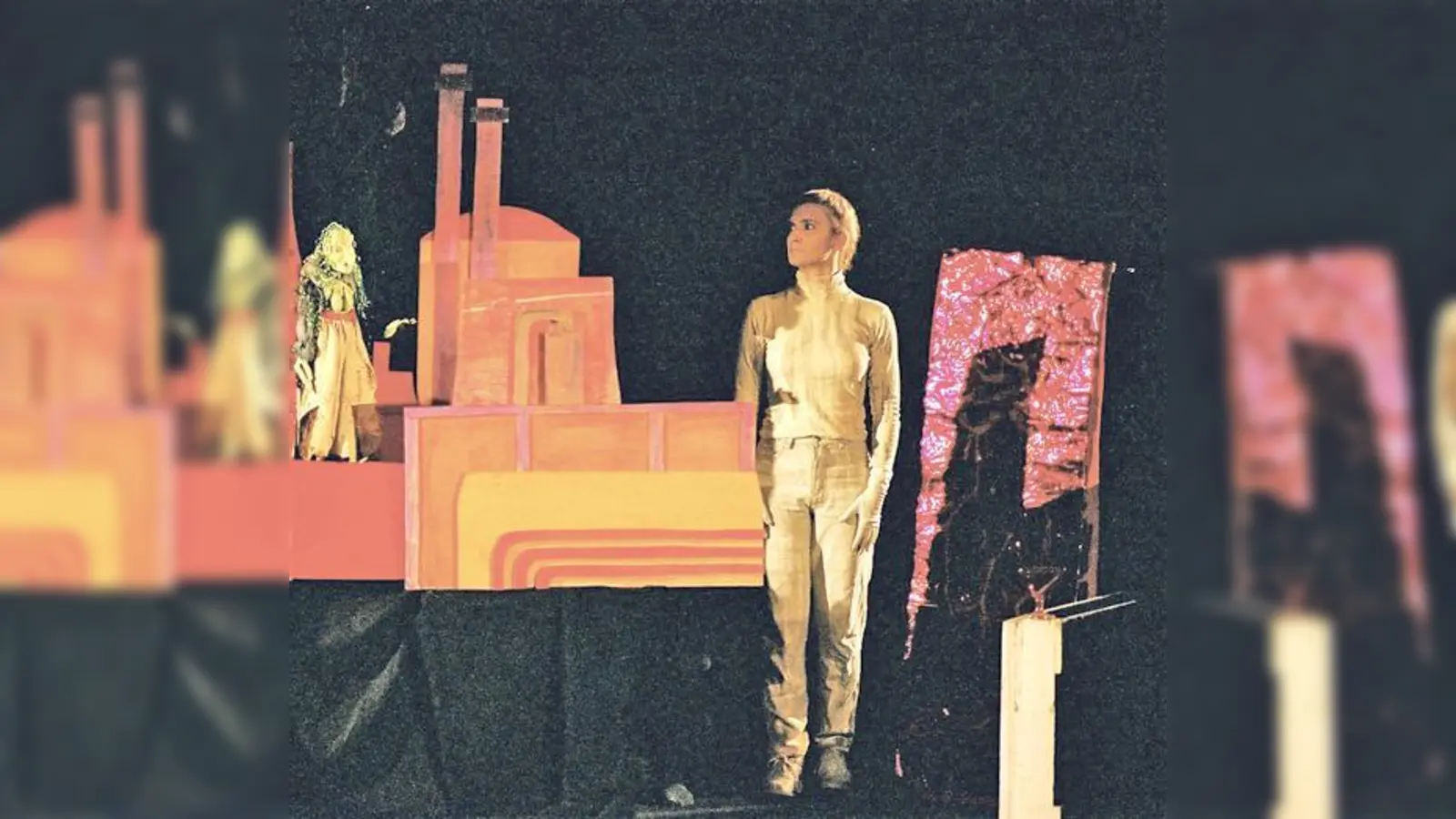 Mephisto (Raphaela Zick) und Hexe (gespielt von Sabine Heckmann) in der Hexenküche.  (Foto: Private)
