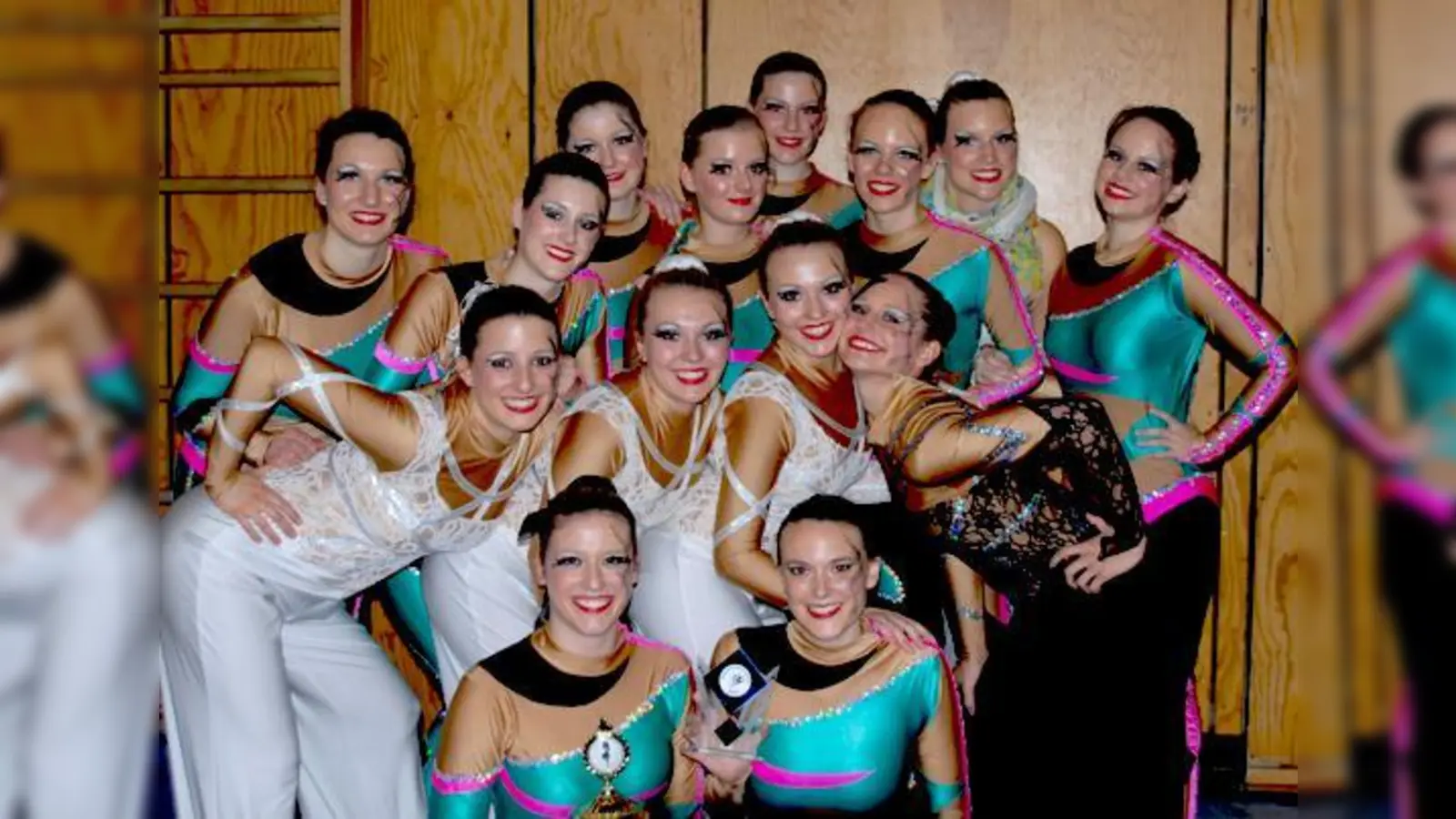 Bayerische Meisterschaften im Garde- und Showtanz mit erfolgreicher Beteiligung der »Funkys« vom Tanzsportverein Taufkirchen  Bayernpokal für die »Funky-Dancers« 	 (Foto: Verein)