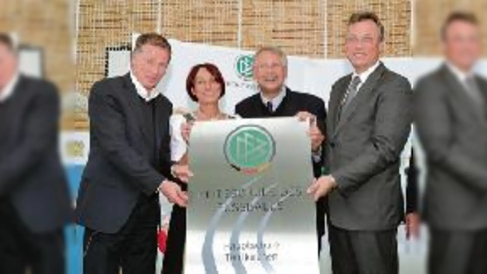 Waren stolz auf die Auszeichnung zur Eliteschule des Fußballs (v. l.) Geschäftsführer des TSV 1860 Stefan Reuter, Schulleiterin Gabriela Heckenstaller, DFB-Vize-Präsident Hans-Dieter Drewitz, Staatsminister Siegfried Schneider.  (Foto: Schunk)