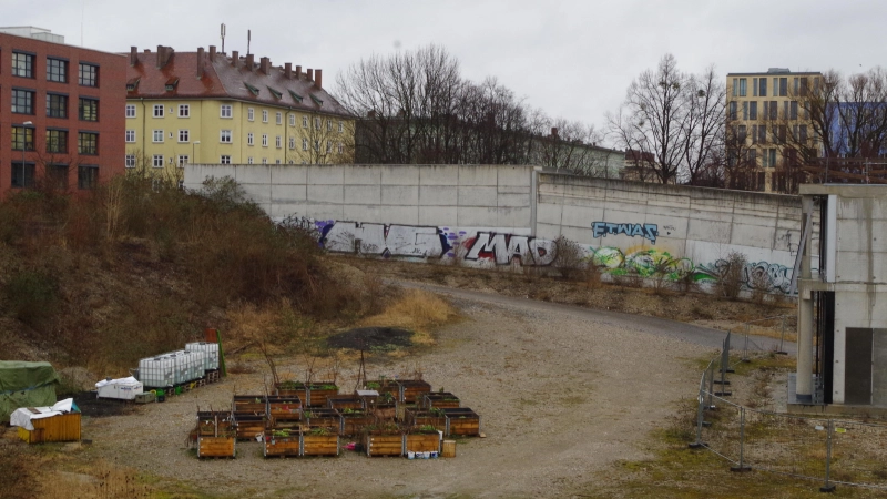 Die Hochbeete am MK2 –Gelände werden mithilfe von Mitteln aus dem Stadtbezirksbudget weitergeführt. (Foto: Beatrix Köber)