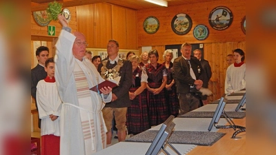 Pater Josef weihte die neuen elektronischen Schießstände der Adlerschützen feierlich ein. (Foto: Adlerschützen Wangen e.V.)
