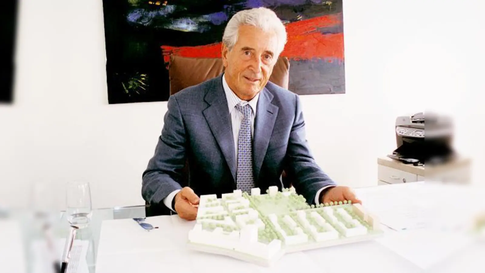 Günter Büschl mit einem Modell des fertig gestellten Agfa-Parks.  (Fotos: Woschée)