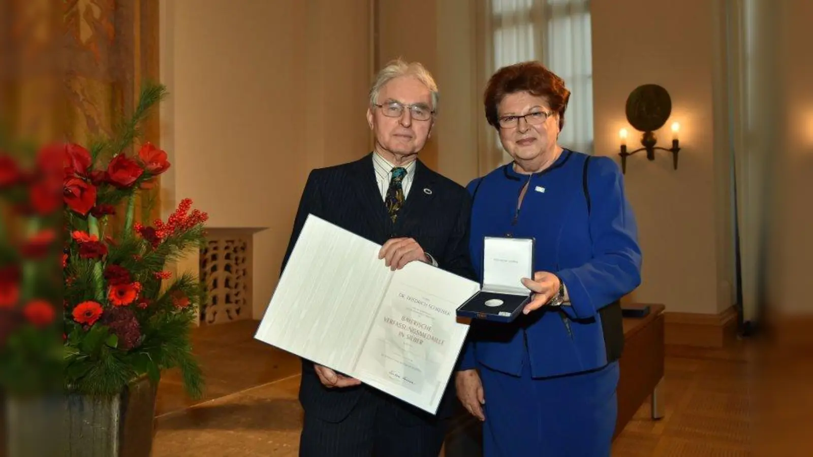 Ordensverleihung: Dr Friedrich Schreiber mit Landtagspräsidentin Barbara Stamm. (Foto: pi)