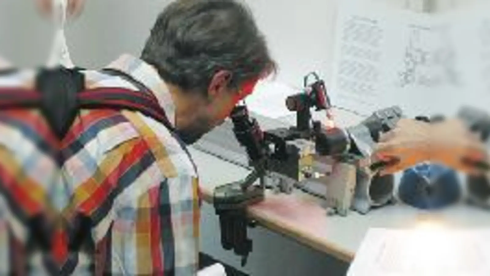 Am Samstag nahmen Interessierte die Wissenschaft unter die Lupe  im wahrsten Sinne des Wortes.	  (Foto: ras)