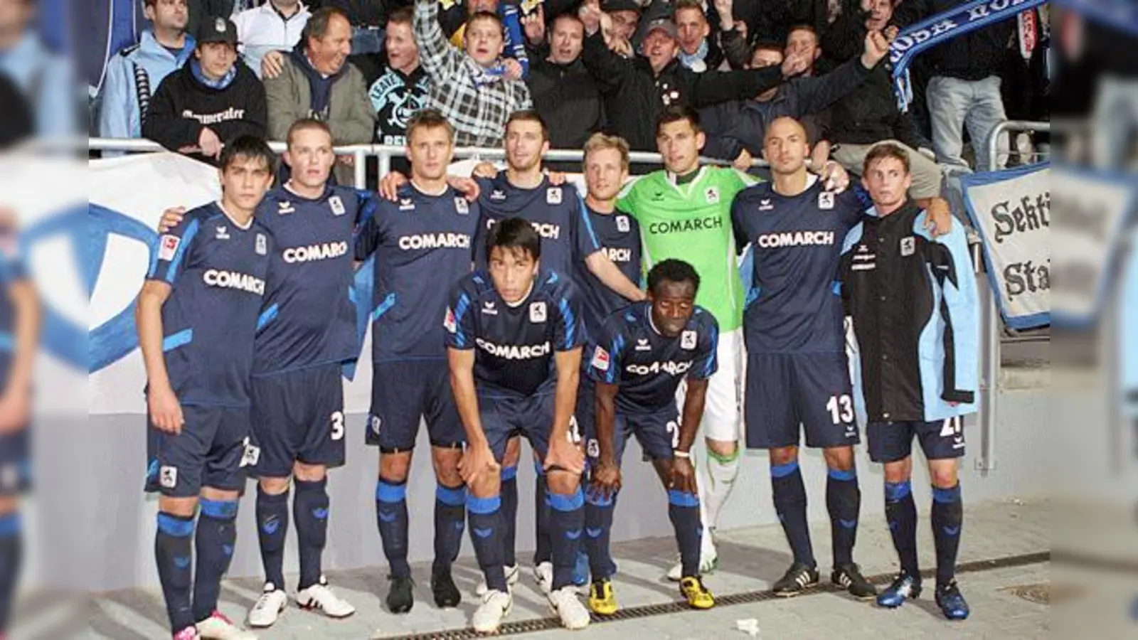 Gruppenfoto mit den mitgereisten Löwenfans.  (Foto: A. Wild)