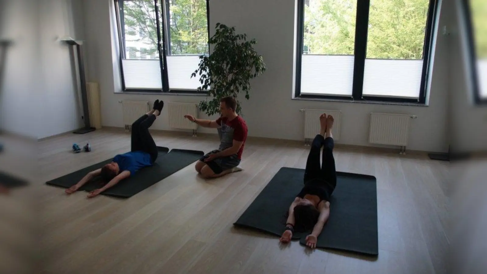 Fitnesstrainer Konstantin Preuß sorgte mit Mobilisierungs- und Kräftigungsübungen für eine „aktive Pause” bei den Besuchern. (Foto: bb)