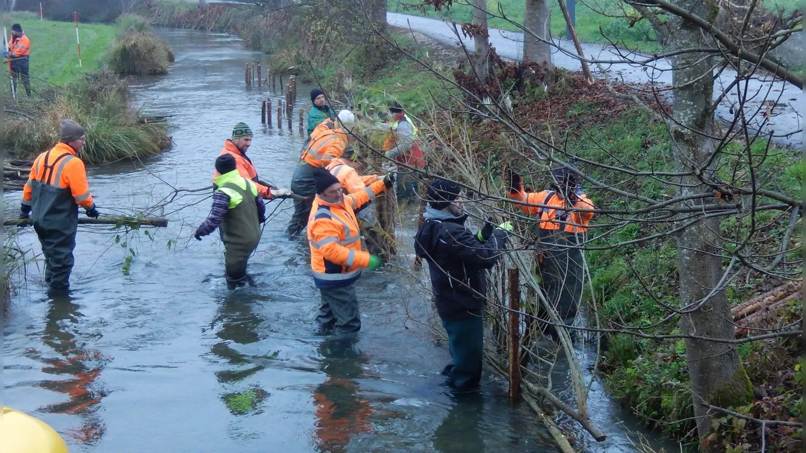 Flechtwerk einbringen als naturnahe Ufersicherung am Tiefenbach. (Foto: Wasserwirtschaftsamt Weilheim )