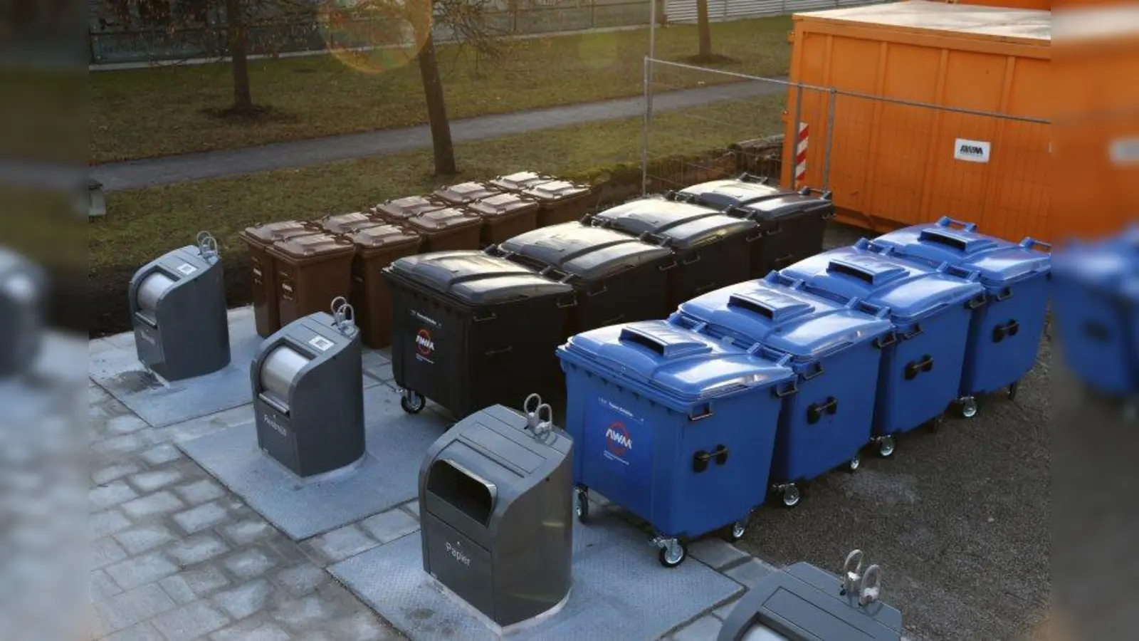 Deutliche Platzeinsparung: Das Volumen der Unterflurcontainer, die sich auf dem Foto unter den drei Einwurfsäulen befinden, entspricht vier 1.100 Liter Restmüll- , vier 1.100 Liter Papier- und zehn 240 Liter Bioabfallbehältern. (Foto: AWM)