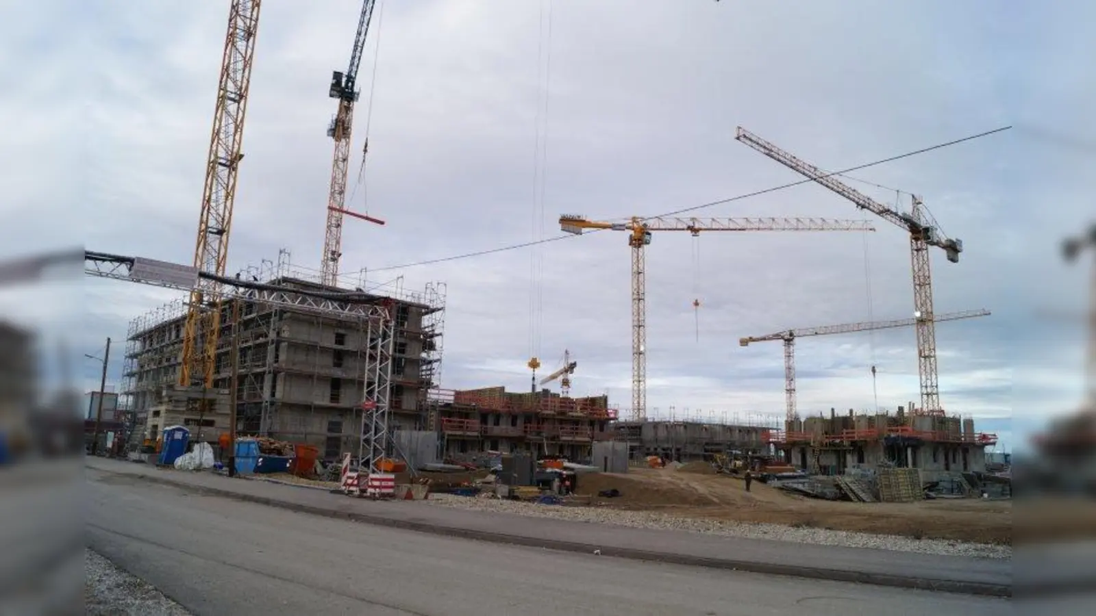 An der Baustelle Bildungscampus wird derzeit intensiv gearbeitet. (Foto: pst)