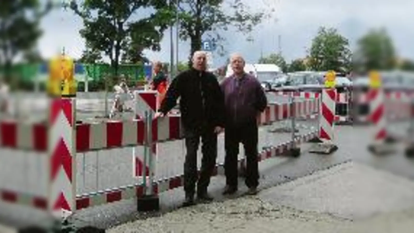 Nicht nur für Ladenbesitzer Christian Dimaratos (links) und Anwohner Gianfranco Ragusa (rechts) hat der Parkplatzmangel Konsequenzen.  (Foto: au)