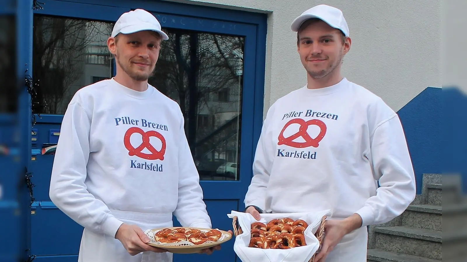 Bäckermeister Franz (li) und Robert Piller präsentieren die Minibrezen.<br> (Foto: KA)