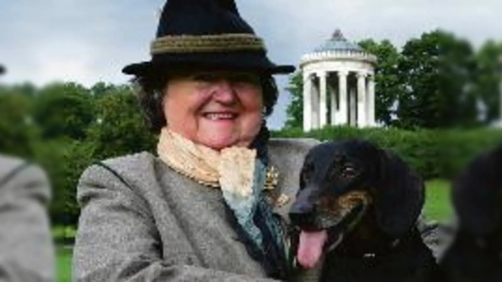 Wotan mit Frauchen Renate Platzöder vorm Monopteros, wo sich am Samstag dutzende Dackel aus ganz Deutschland präsentieren werden. 	 (Foto: ko)