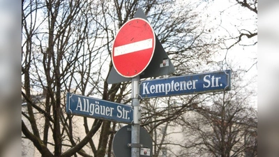 Der südliche Teil der Allgäuer Straße ist eine Einbahnstraße.  Die Verlockung, gegen die Einbahnrichtung einzufahren, ist groß, wenn man nur zur Tiefgarage gleich dahinter will. (Foto: job)