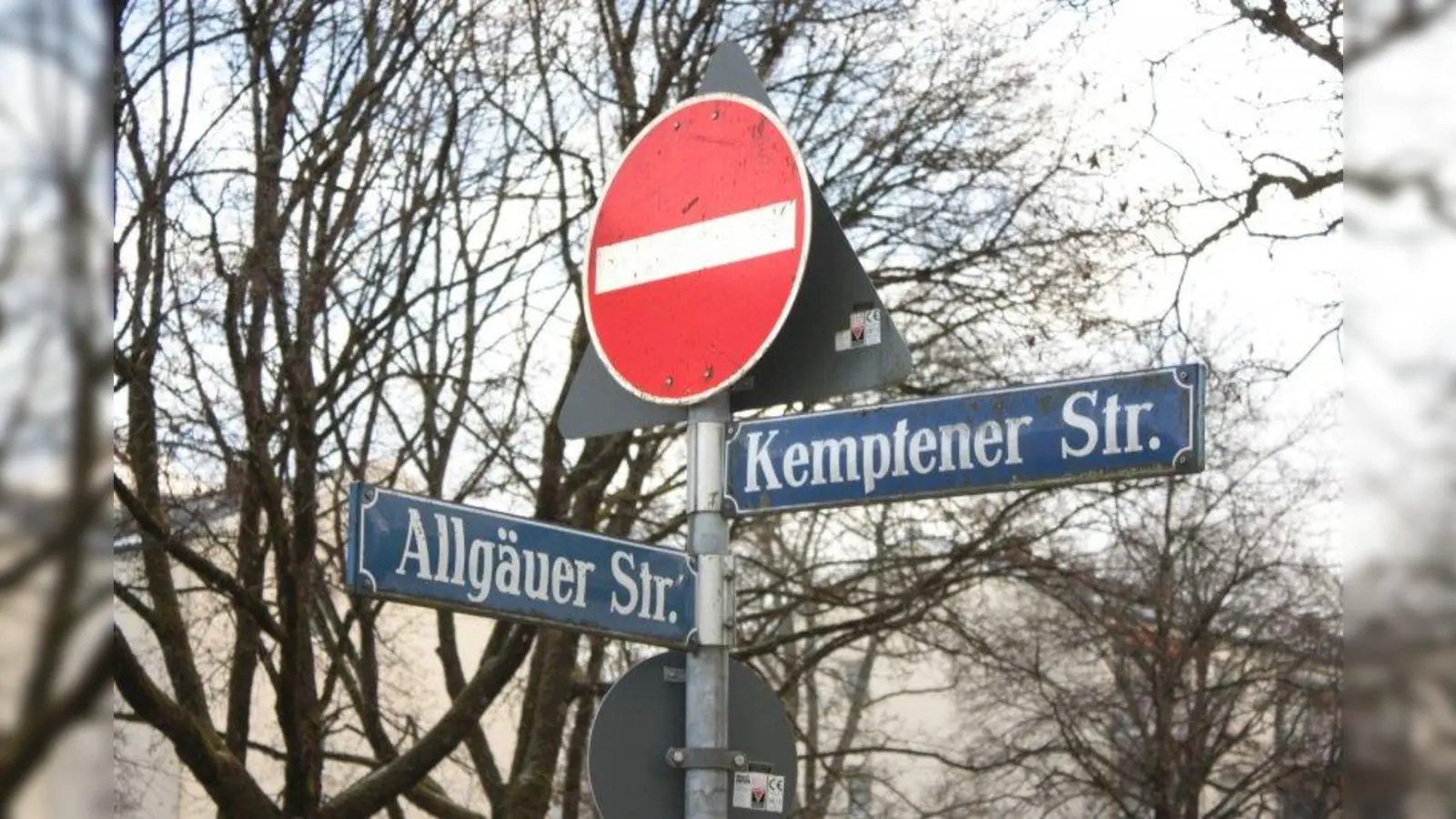 Der südliche Teil der Allgäuer Straße ist eine Einbahnstraße.  Die Verlockung, gegen die Einbahnrichtung einzufahren, ist groß, wenn man nur zur Tiefgarage gleich dahinter will. (Foto: job)