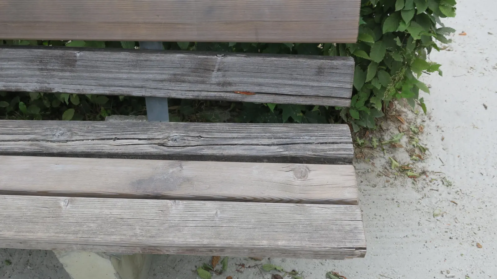 Die defekten Sitzbänke am Spielplatz am Laimer Anger werden demnächst repariert. (Foto: Gerhard Laub)