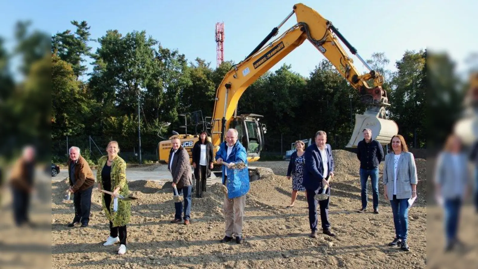 „Wir wollen eine offene und sportliche Gemeinde sein mit vielen Angeboten für alle Generationen. Das tut unserer ganzen Gesellschaft gut.“ V.l. Stefan Schmidt vom Fußball-Vorstand, Elke Baumgärtner vom Bayrischen Landessportverband, Florian Brenner und Sabine Schmidt vom TSV, Landrat und TSV-Präsident Christoph Göbel, Annemarie Schlaugk vom TSV-Vorstand, Bürgermeister Peter Köstler, Planer Oliver Krombach und Architektin Elisabeth Breiter beim Spatenstich für den Kunstrasen. (Foto: us)