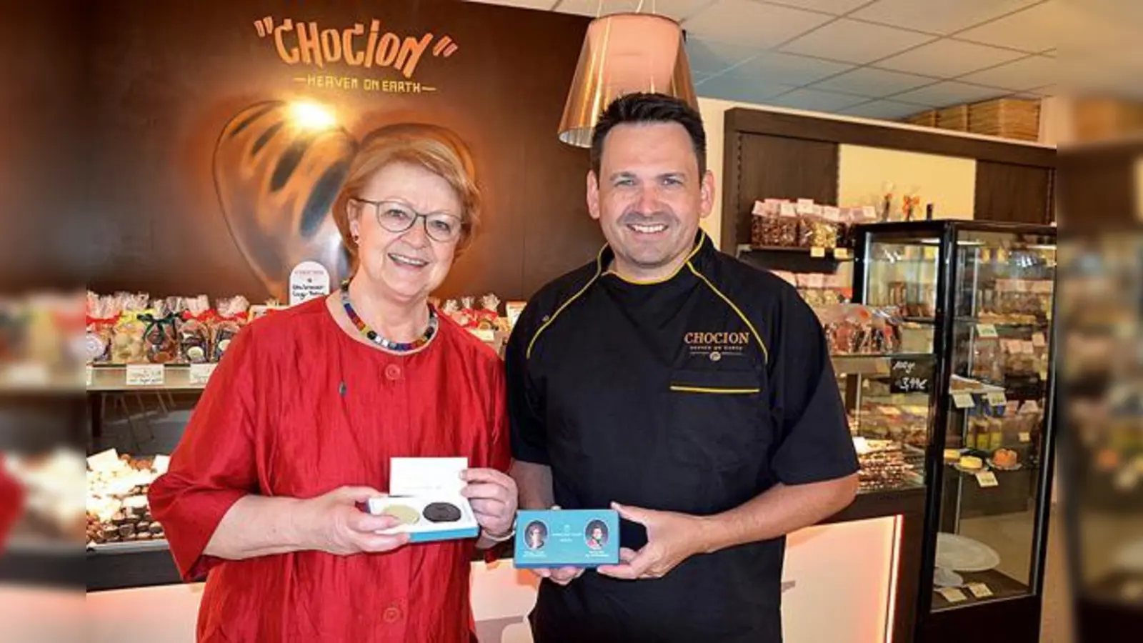 Wunsch erfüllt: Monika Modrow-Lange freut sich über die Königlichen Taler von Chocolatier Andreas Mohrs. 	 (Foto: MO)