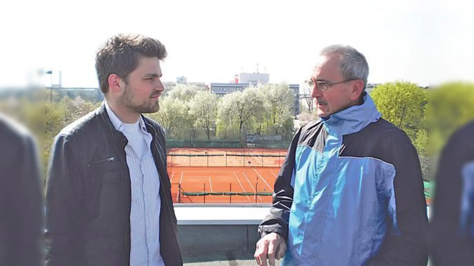 Vizepräsident Günther Wagner zeigt Markus Mitterer das Sorgenkind des TSV, das Hallendach.   (Foto: VA)