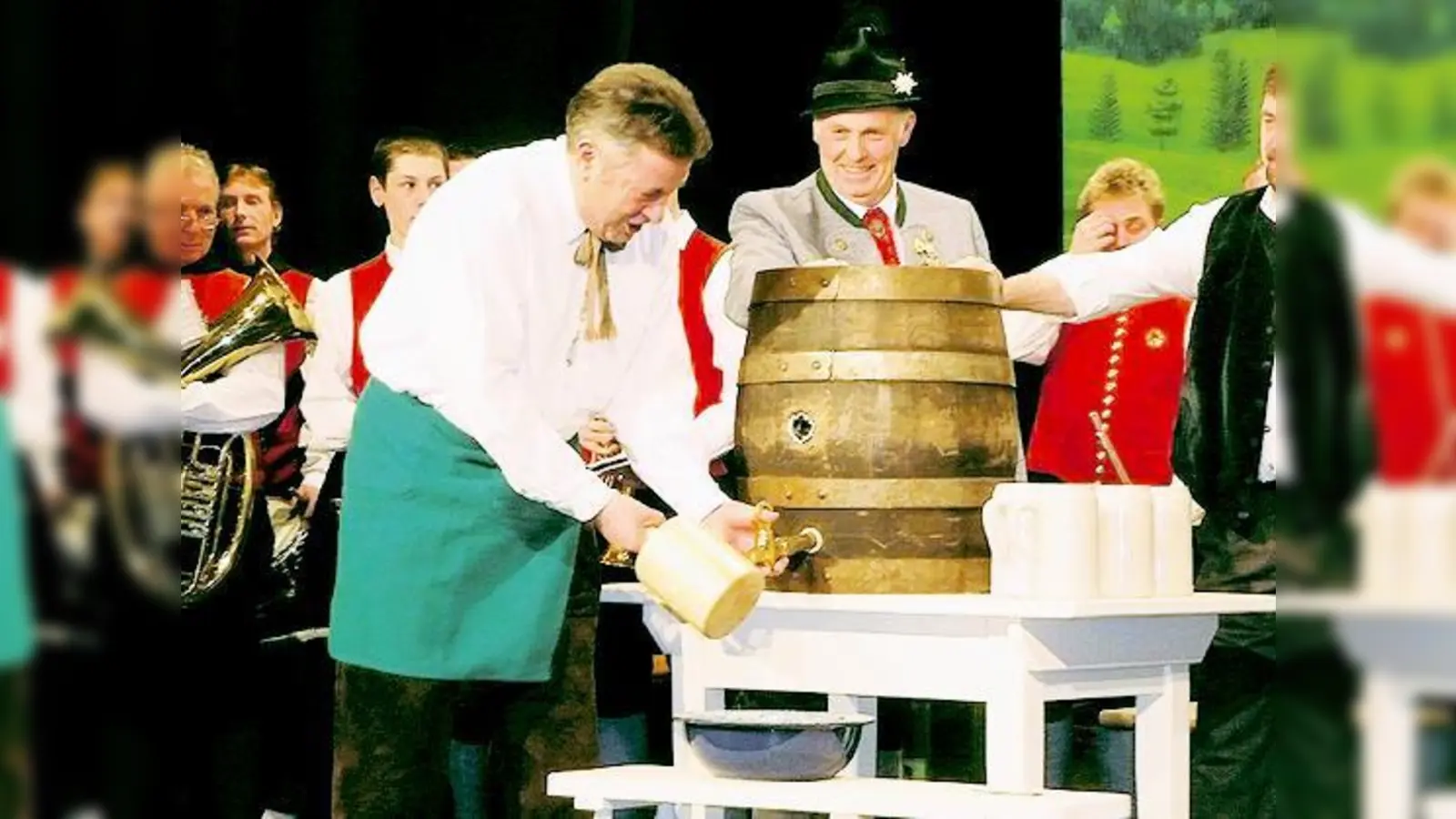 Bürgermeister Georg Rittler zapft am 6. März den ersten Bantzen Starkbier an.	 (Foto: VA)