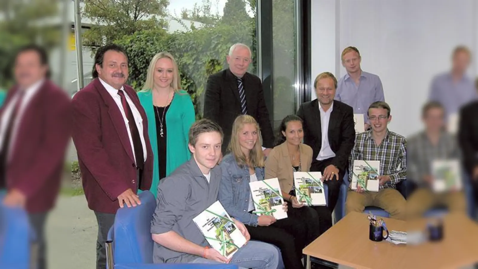Sebastian Sterr, Monika Braun, Regina Wall und Michael Binsteiner (vorne v. l.) sind die neuen Auszubildenden im Landratsamt. 	 (Foto: LRA)