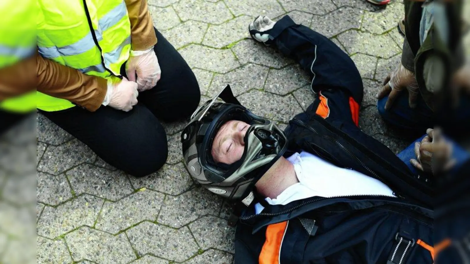 Ersthelfer müssen einem bewusstlosen Motorradfahrer unbedingt den Helm abnehmen: Die Erstickungsgefahr ist extrem hoch. (Foto: Frank Schemann)