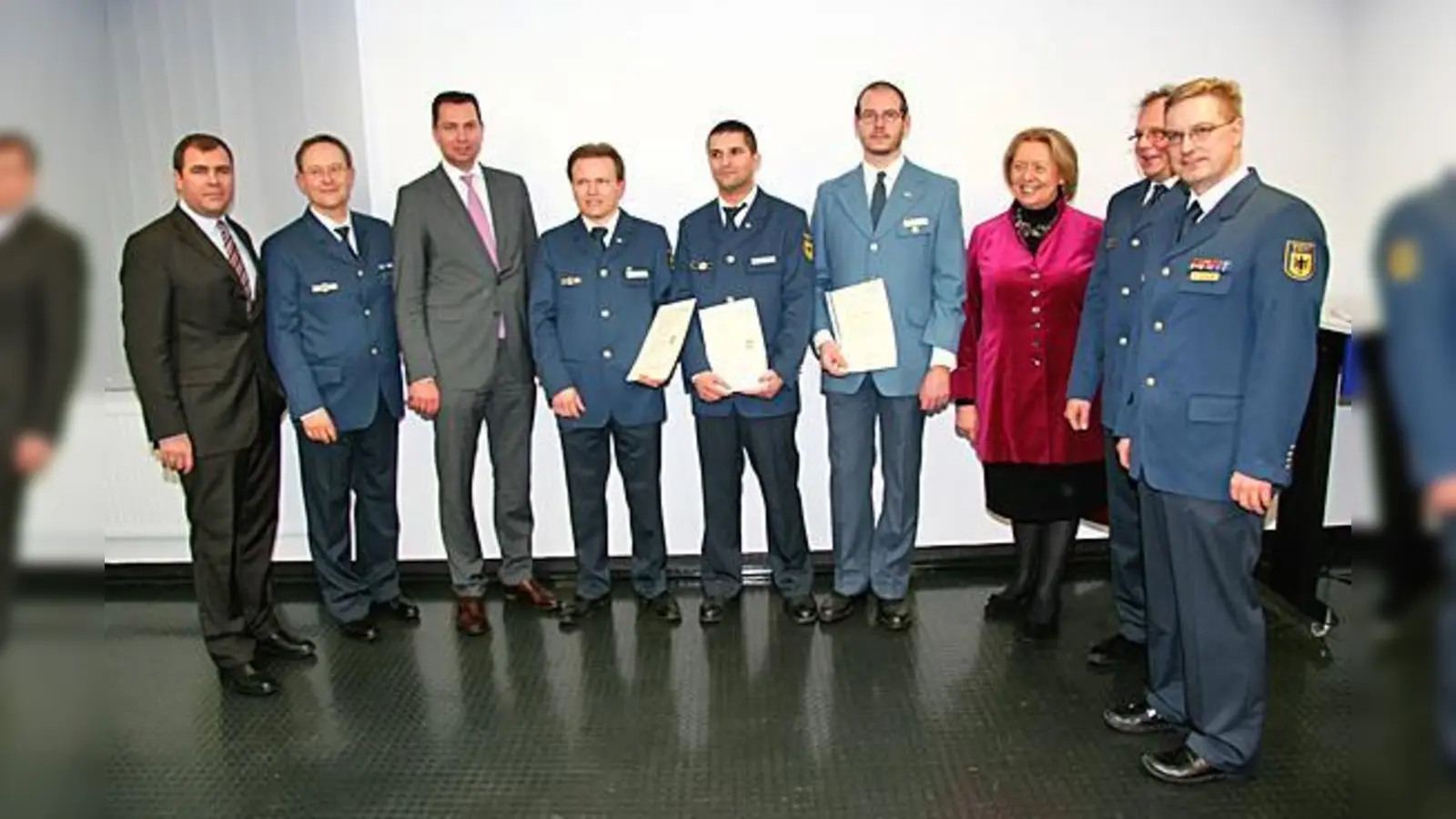 Florian Hahn, Andreas Mittelstädt (Vize-Ortsbeauftragter), Stephan Mayer, Christian Dietrich und Marko Malz, Bastian Dobler, Johanna Rumschöttel, Andreas Frank und  Fritz-Helge Voß (von links nach rechts). 	 (Foto: Jürgen Schub/THW)