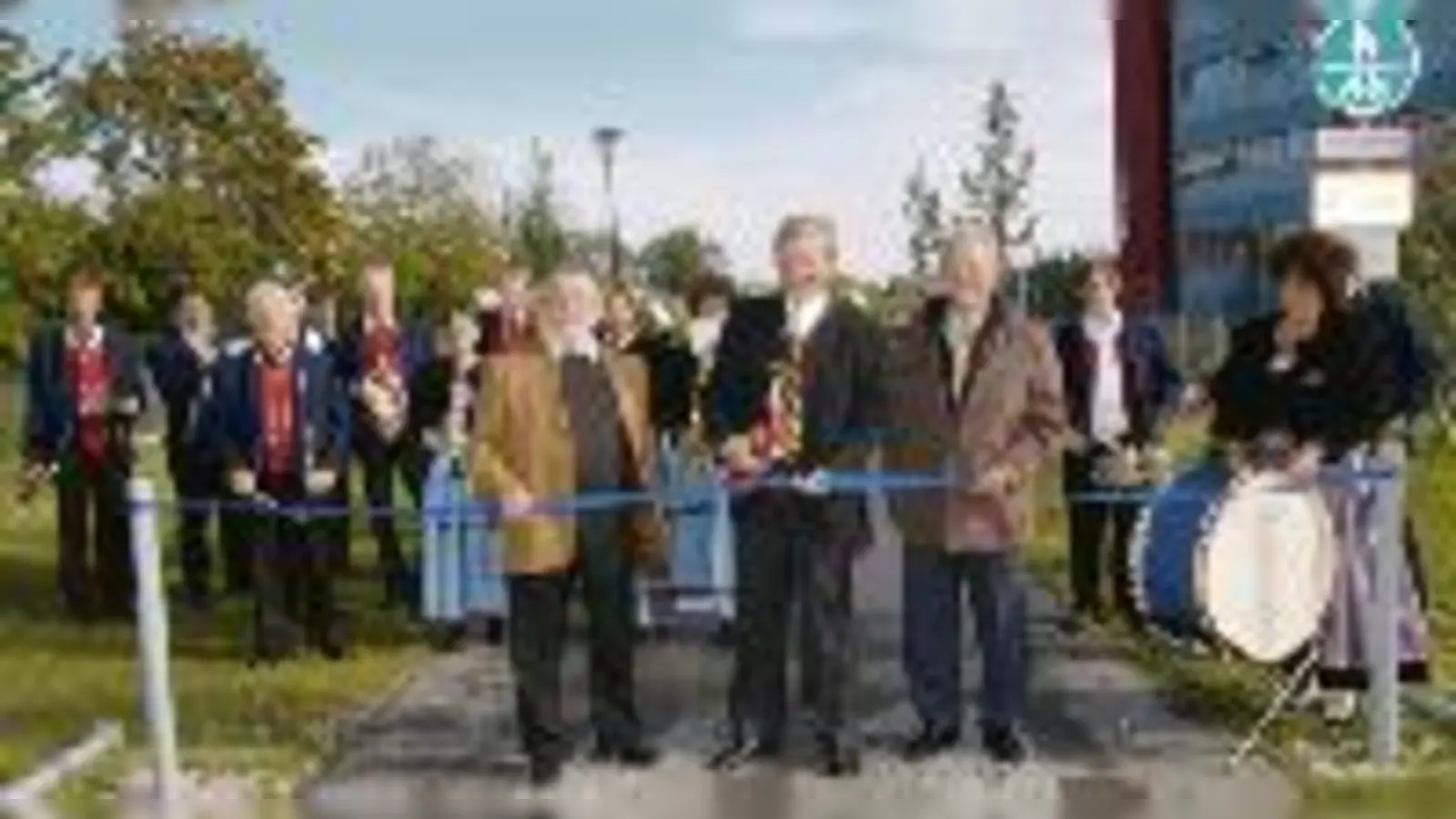 Geschichte in Wort und Bild: Gemeindehistoriker Heinrich »Cäsar« Frey, Bürgermeister Franz Schwarz und Ideengeber Karl Denkinger (v. li.) geben den neuen Unterföhringer Geschichtsweg im Grünen frei.  (Foto: ba)