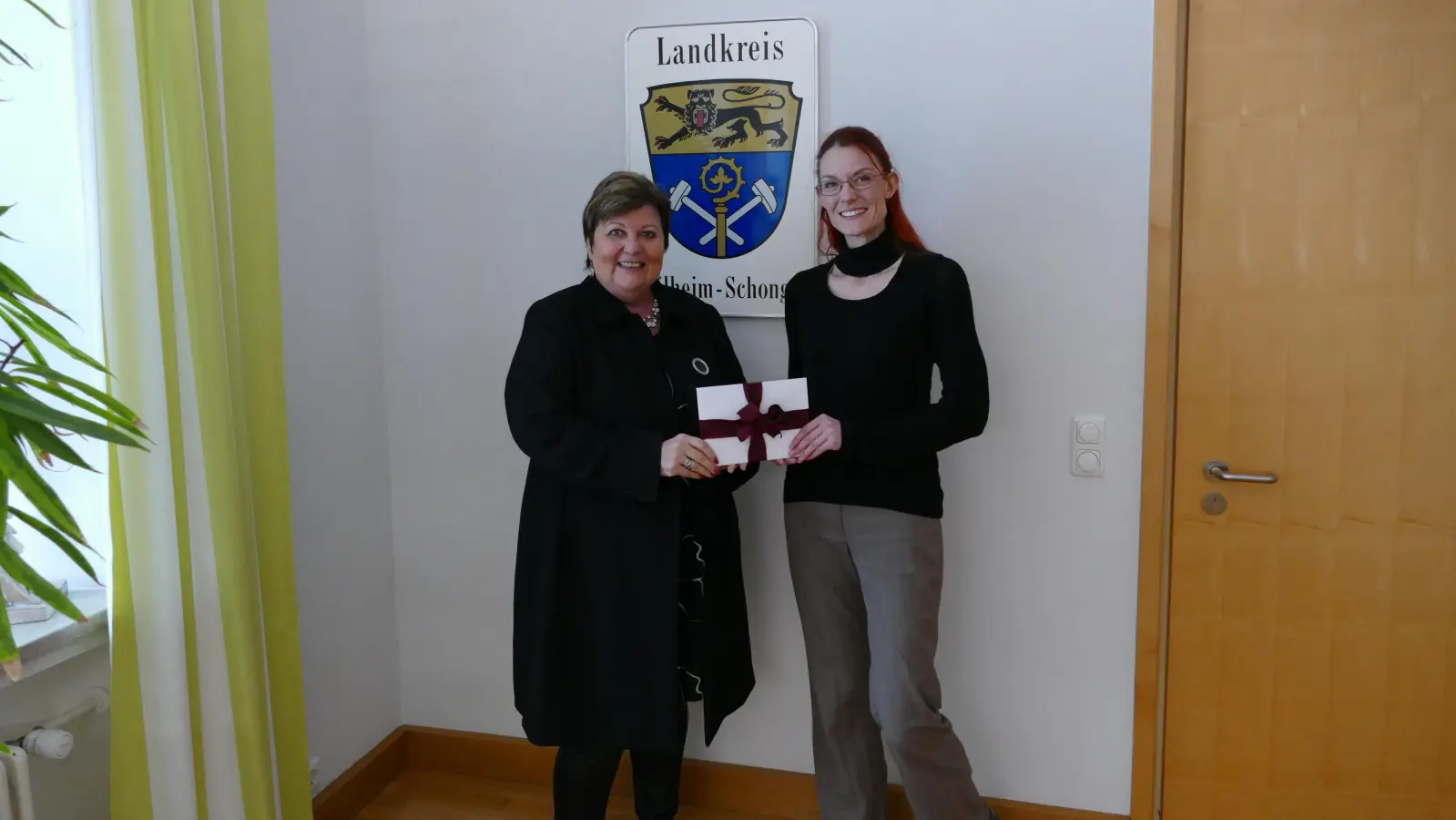 1.000 Euro für das neue Hundehaus: Landrätin Andrea Jochner-Weiß (links) überreichte Janine Weigelt vom Tierschutzverein Weilheim-Schongau den Scheck.  (Foto: LRA)