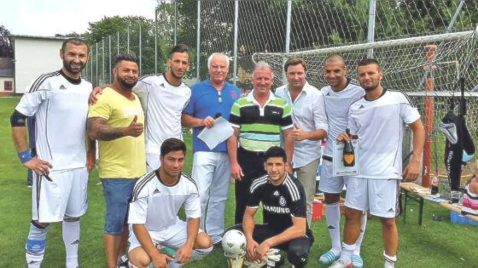 Der Vorsitzende von Grünwald Hilft, Klaus Heun (4. v. l.) und die zahlreichen Fußball-Mannschaften freuen sich auf viele Zuschauer. 	 (Foto: VA)