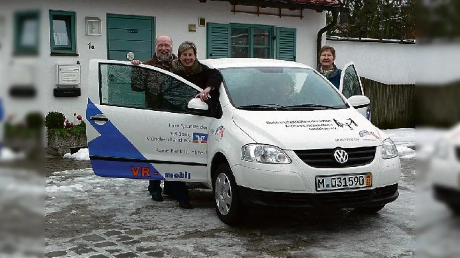 Mit dem neuen Auto  eine Spende der örtlichen VR Bank  sind die Mitarbeiter der Nachbarschaftshilfe nun weiterhin mobil.	 (Foto: Privat)