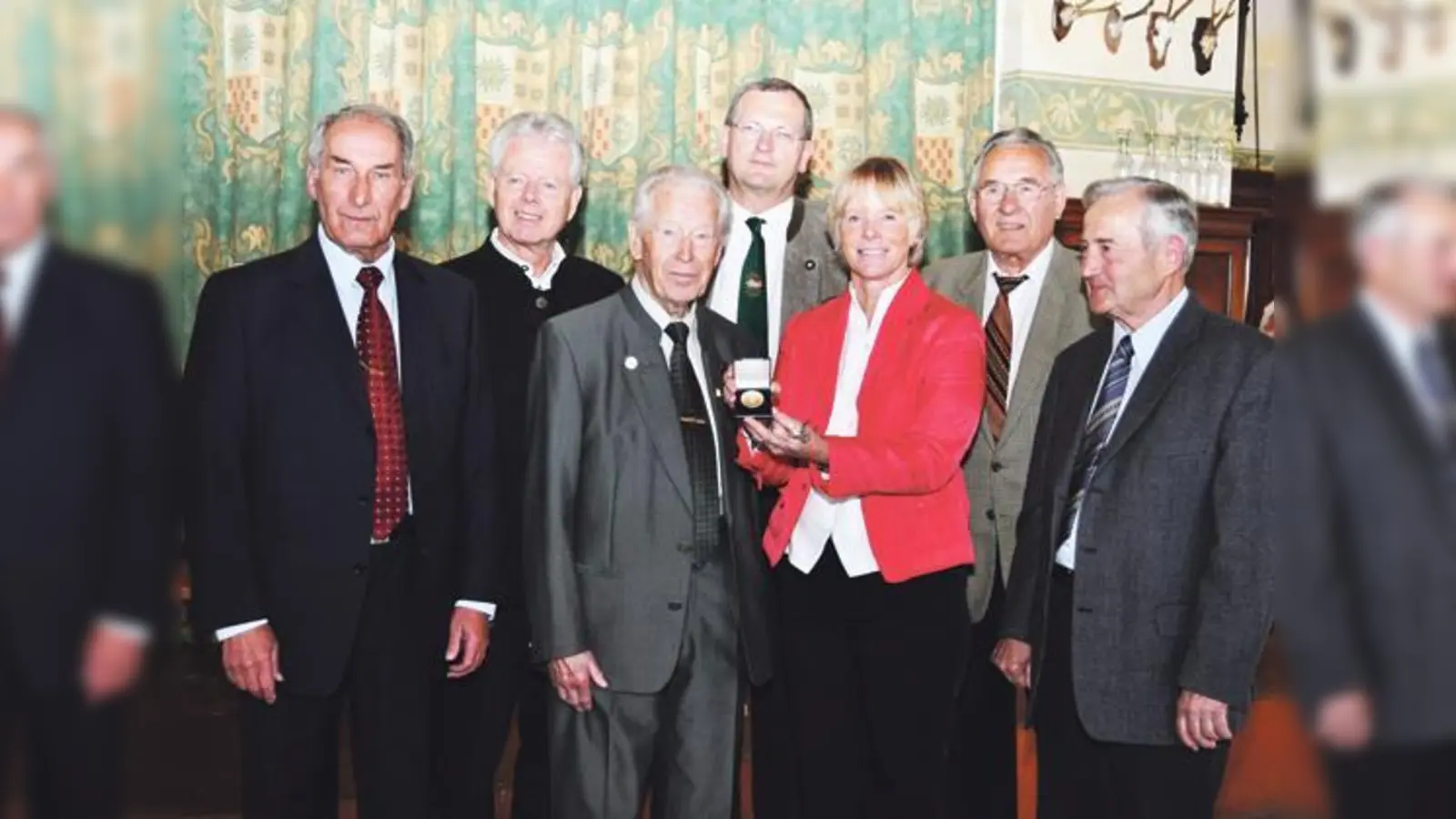 Ehrenmedaillen in Gold erhielten aus den Händen von Bürgermeisterin Ursula Mayer (v. li.): Karlheinz Neumayer, Klaus Spieckermann, Franz-Xaver Schmid, Günter Sandner, Wilhelm Haimerl und Adam Dreher.  (Foto: E. Schwarz-Mehrens)