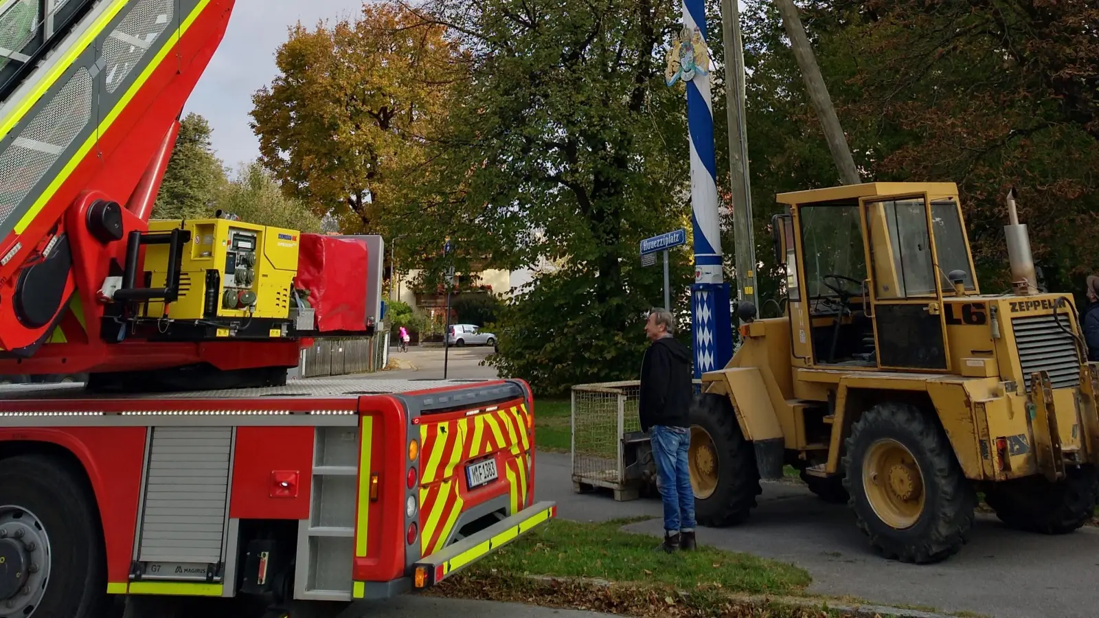 Die Freiwillige Feuerwehr Oberföhring hat vielfältige Aufgaben - bis hin zum Fällen von Maibäumen. (Archivbild: ahi)