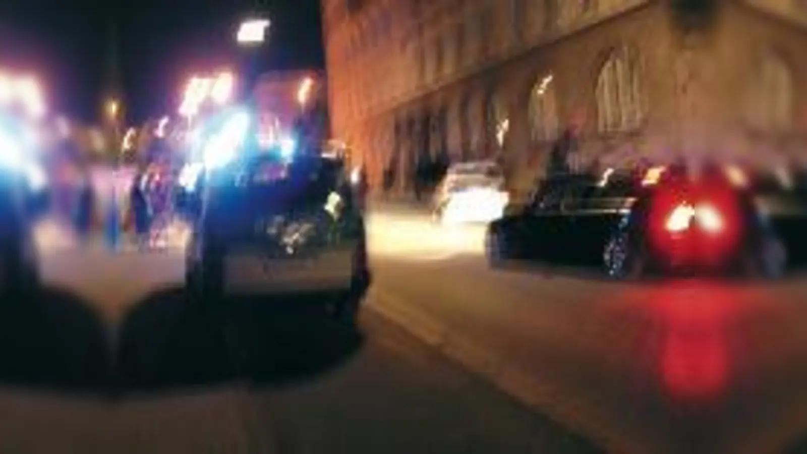 Viel Blaulicht, weil zuviel Bier geflossen ist: Nach einer kleinen Schlägerei an der Tür sind im Juni Abiturienten und Polizisten vor dem Luisengymnasium aneinander geraten.	  (Foto: mh)
